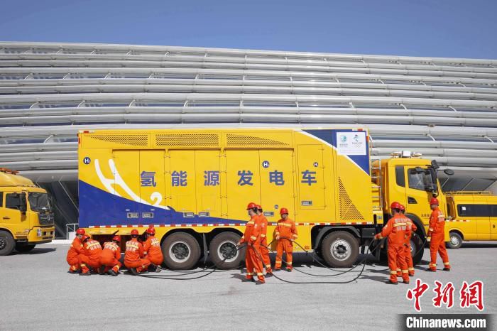 图为国网北京电力在国家速滑馆举行供电保障应急演练，以最佳状态为冬奥保驾护航。　景晓薇 摄