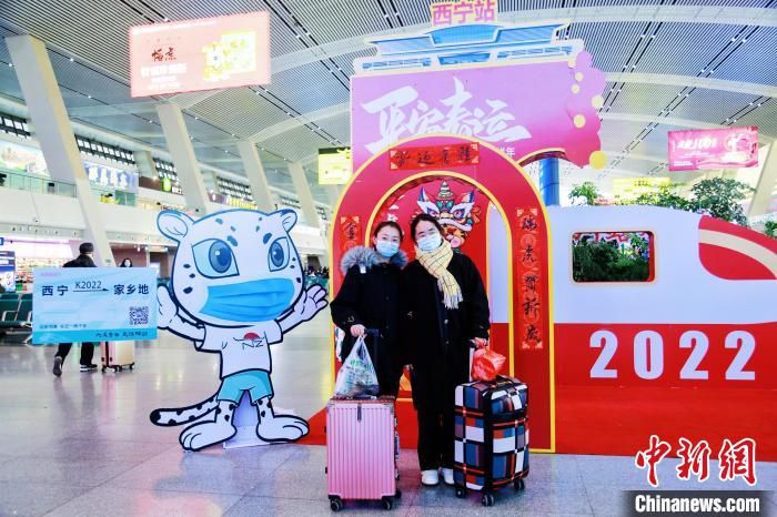 资料图旅客与西宁火车站内的吉祥物合影。　马铭言 摄