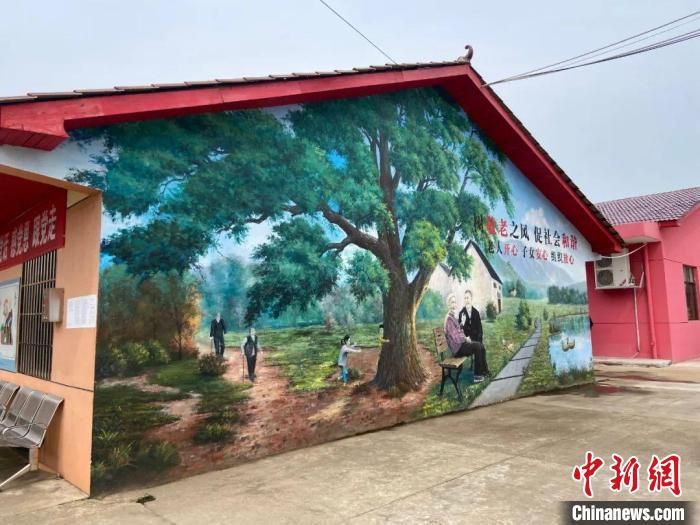 图为江西新余桐林村的“颐养之家”室外墙绘。　宋玲 摄