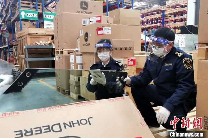 天津海关所属北辰海关关员对进口农机配件进行查验。　天津海关供图