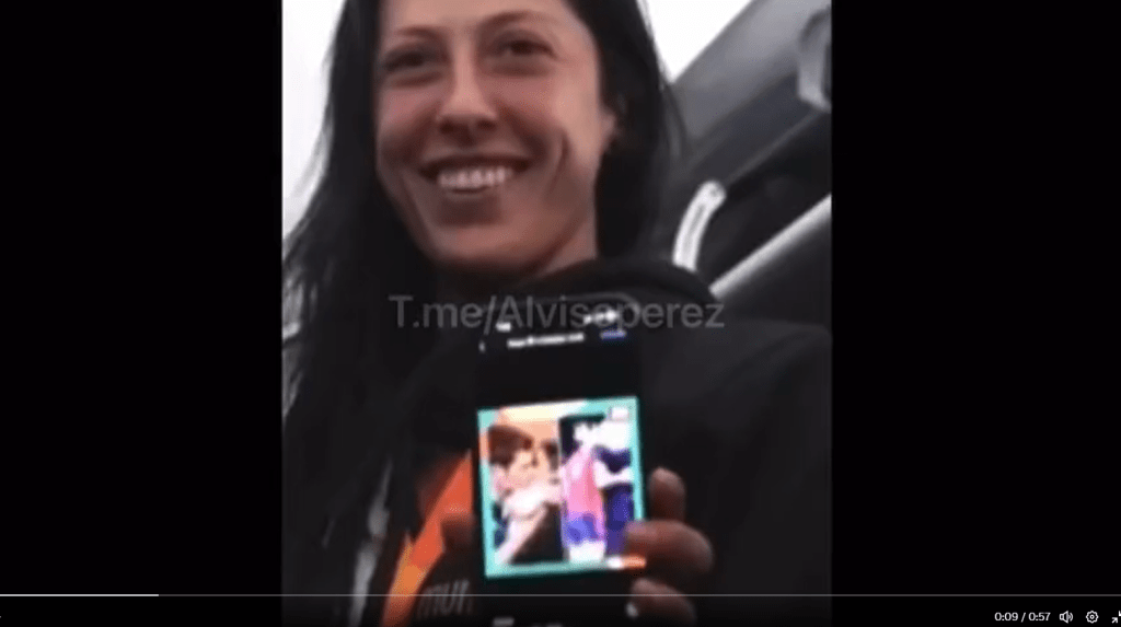 靴莫素向隊友炫耀你跟盧比亞利斯親吻的圖片。片段截圖