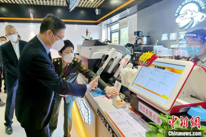 图为司乘人员体验用数字人民币在福建高速公路长乐服务区购物。　闫旭 摄