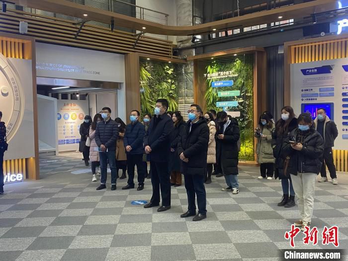 20余家中央驻济、省市重点新闻媒体记者采访参观济南中央商务区。　吕妍 摄