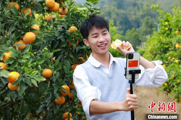 图为乡村教师赖家益正通过网络平台“带货”。　王伟臣 摄