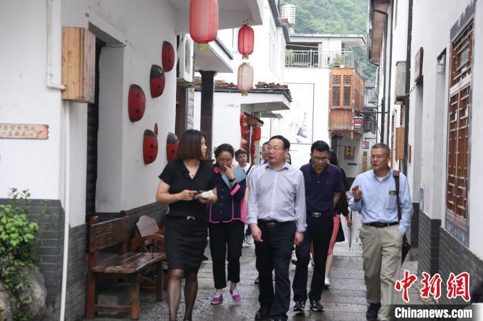 专家调研“龙门秘境”。　单倩霞 摄