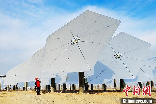 2022年4月8日，巴楚县粤水电光伏项目建设现场。　王康 摄