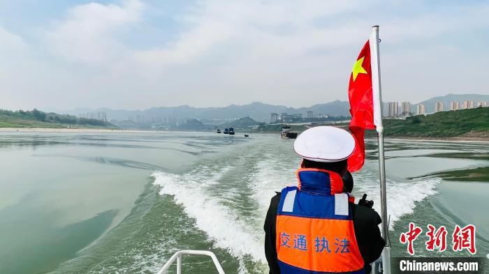 图为执法人员正在对船队通过情况进行观察。　重庆市交通运输综合行政执法总队港航海事支队供图