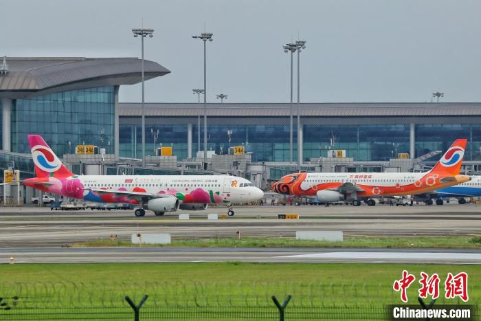 图为停在重庆江北国际机场的飞机。　重庆江北国际机场供图