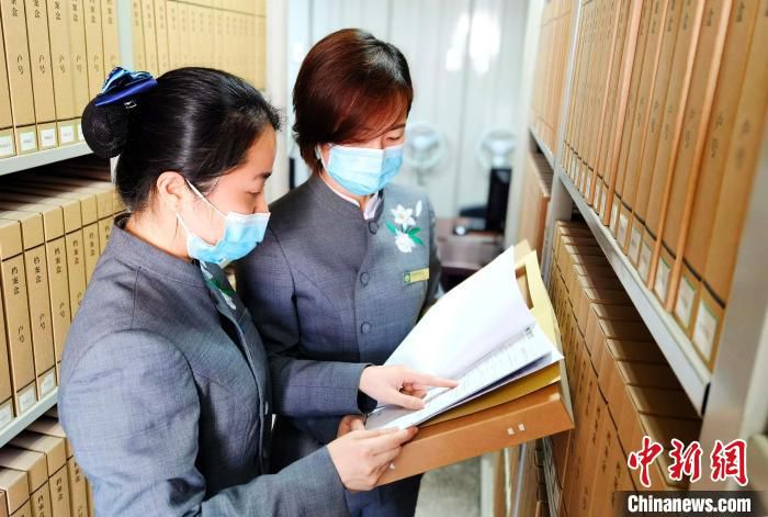 图为工作人员对存量档案进行梳理。　国网福州供电公司 供图