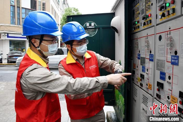 图为国网福州供电公司抢修人员使用智能穿戴终端回复现场巡查情况。　国网福州供电公司 供图