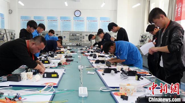 图为兰州资源环境职业技术大学组织开展技能培训。(资料图) 兰州资源环境职业技术大学供图