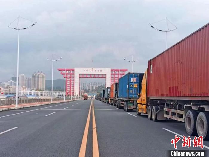 图为东兴口岸(二桥)车辆正在有序通关 广西商务厅供图