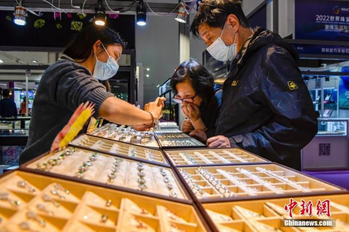 图为海口市民在海南国际珠宝展选购饰品。 中新社记者 骆云飞 摄 　