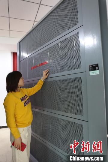 客户正在选购高铁声屏障产品。　赵栋 摄