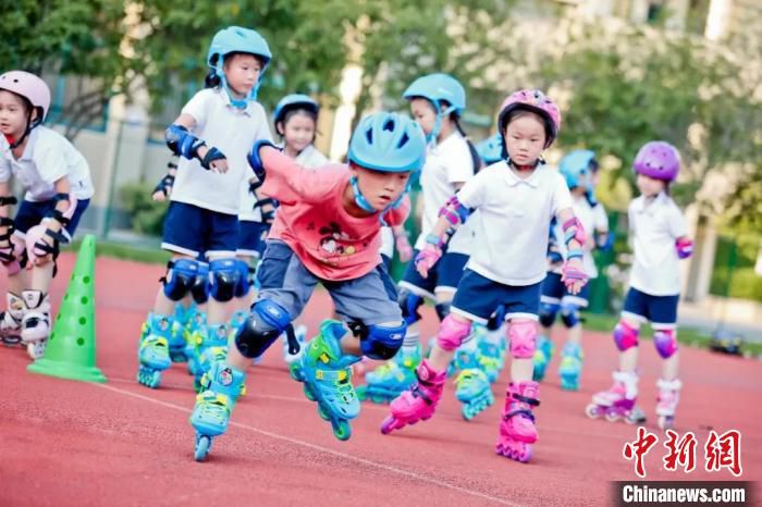 杭州湖滨小学滑轮课程。　马丁 摄