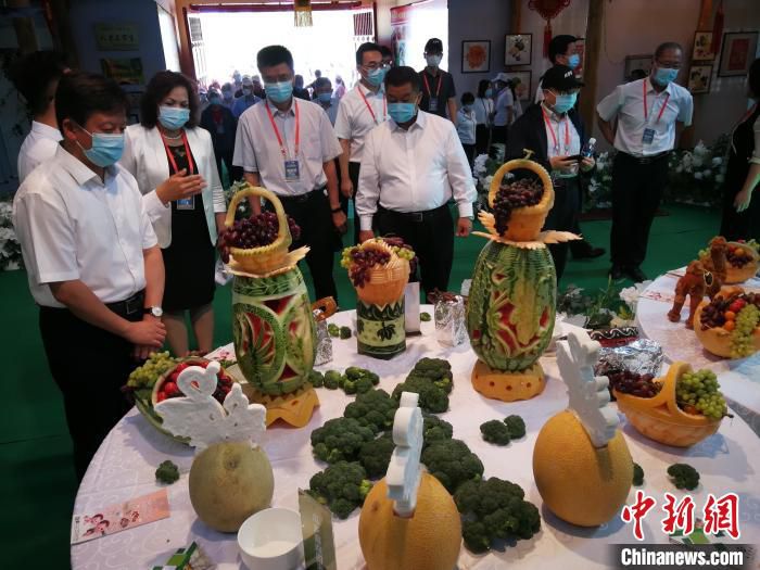 活动现场，当地厨师现场还展示了技艺精湛的哈密瓜雕瓜以及当地品种繁多、新奇美味的“哈密瓜宴”。　王小军 摄