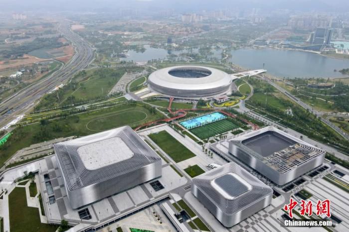 成都大运会主体育场及多功能体育馆、小球馆、游泳跳水馆。 张浪 摄