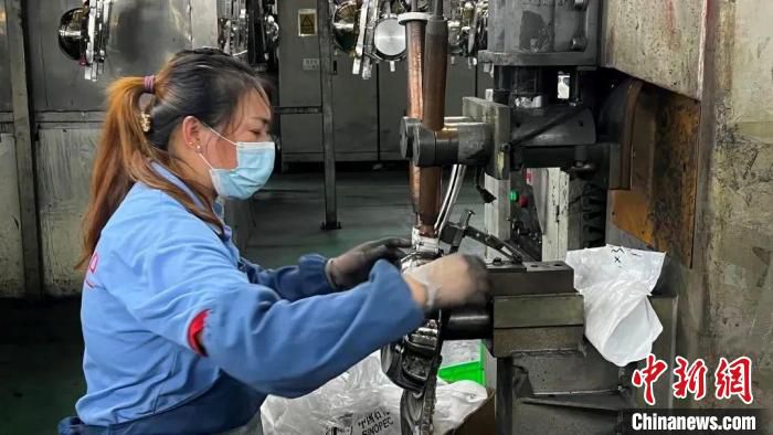 员工在生产。　上海市工商联 摄