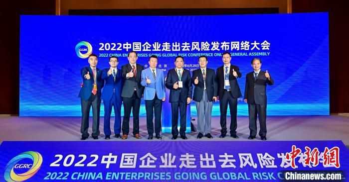 与会代表在大会现场合影。　许宁 摄