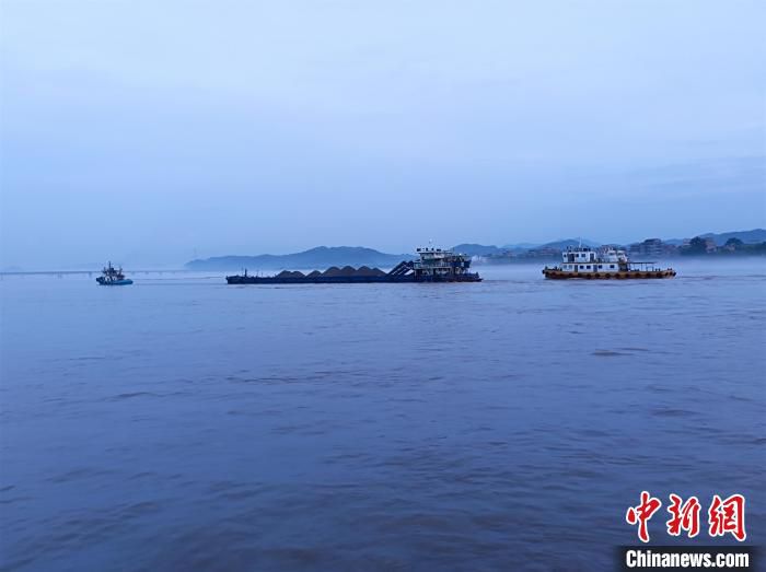 梧州海事局通过拖船救援遇险船舶。　梧州海事局供图