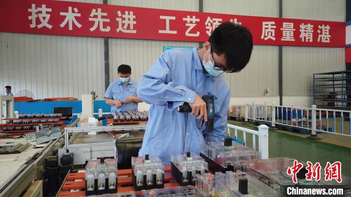 工人在自动化装配流水线上安装元器件。　王强平 摄