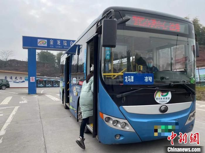 村民坐上纯电动公交车。　祝欢 摄