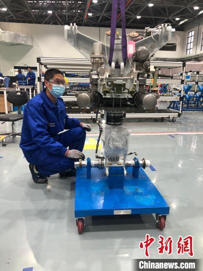 东航赛峰技术人员对起落架展开维修。　空港新城供图