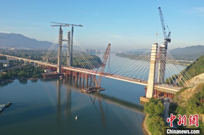湖杭铁路富春江特大桥合龙。 李梦竹 摄 湖杭铁路富春江特大桥合龙。 李梦竹 摄