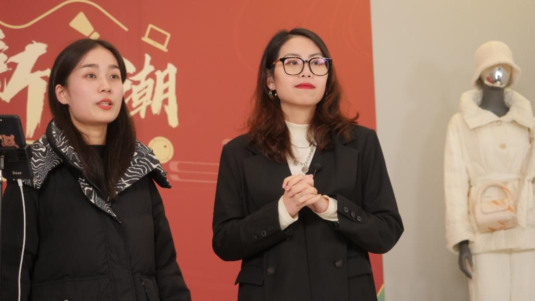 　　过去25年的时间，艾莱依逐步完成了从代加工到自主品牌的蜕变，是中国制造业崛起的亲历者。