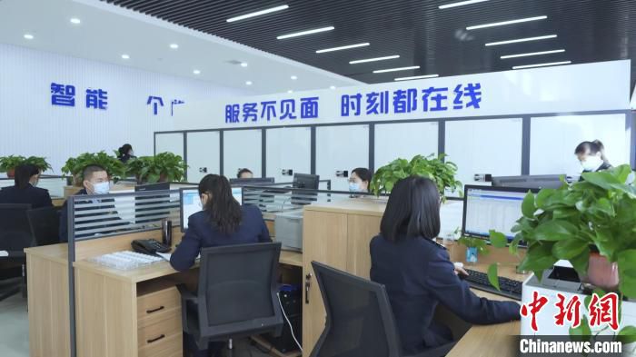 山西太原税务部门主动下沉一线，了解企业诉求，确保企业应享尽享、应享快享税收优惠政策。　郭宇光 摄