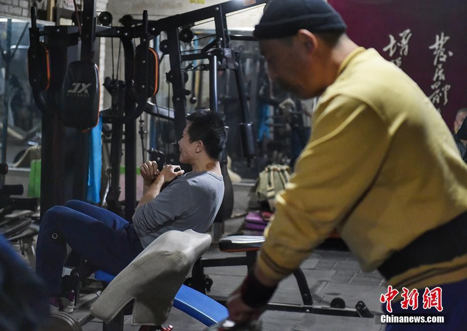 资料图：健身房中挥汗如雨的人们。中新网记者 李霈韵 摄