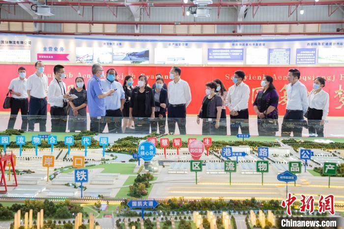 领事官员参观南宁国际铁路港。　南宁市外事办供图