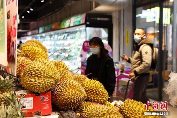 5月4日，云南省昆明市，市民在超市选购榴莲。中新社记者 李嘉娴 摄