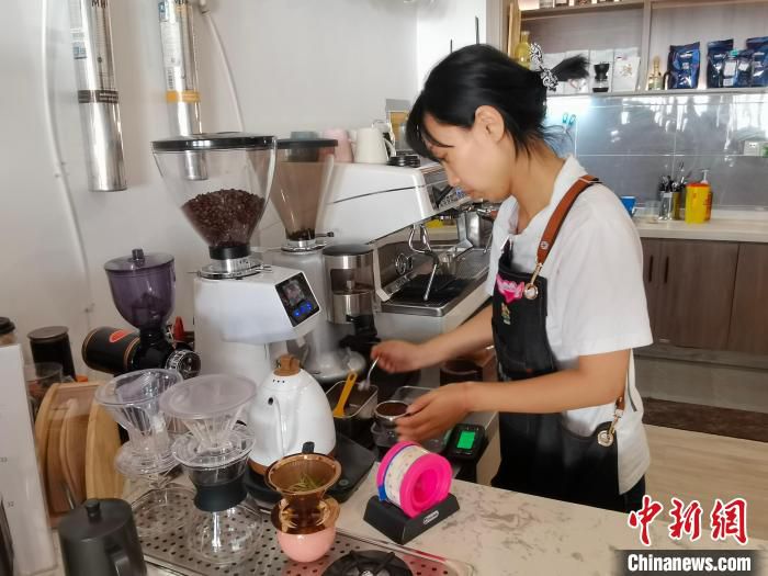“静默咖啡”店员为顾客制作咖啡。　杨英琦 摄