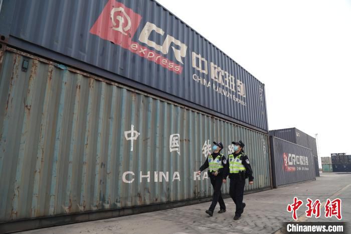 图为“巾帼党员先锋队”在中欧班列开展巡防工作。　符振华 摄