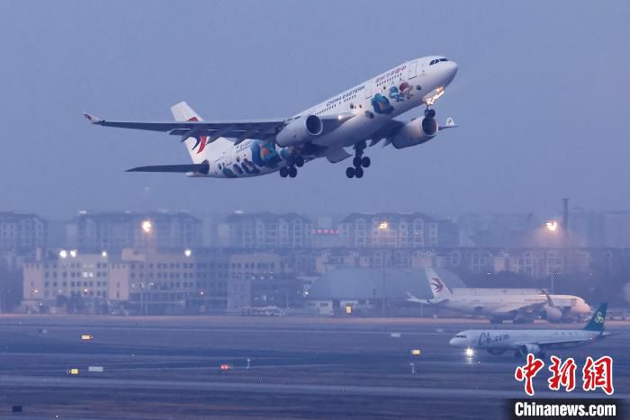 中国东航“技能梦想号”主题飞机从上海前往北京。　殷立勤 摄