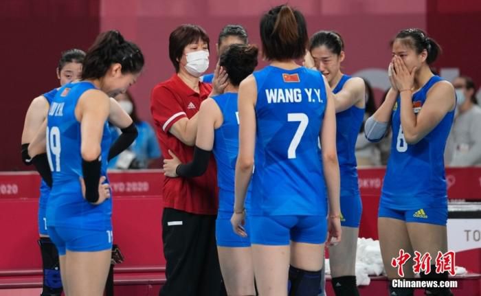 东京奥运会女排小组赛，中国女排3:0胜阿根廷女排，但中国队仍旧无缘小组出线。图为比赛结束后，郎平拥抱队员。中新社记者 杜洋 摄