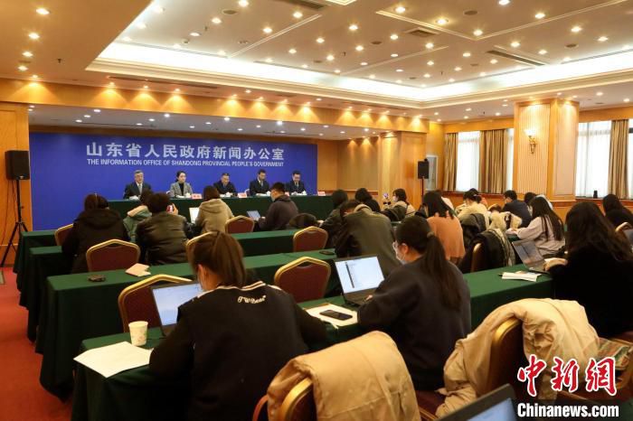 1月25日，山东省人民政府举行新闻发布会，对外公布2021年该省金融运行情况。　李欣 摄