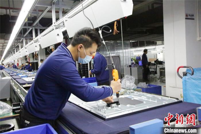 图为惠州一家工厂正在开展生产。　惠仲宣 摄