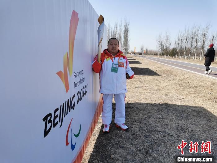 图为李杰在火炬传递点现场。　李刚 摄