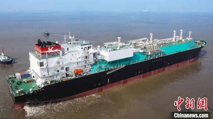 中国首款江海联运型8万立方米液化天然气(LNG)运输船2号船开启气体试航。　张文豪 摄