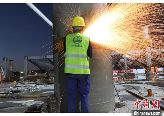 中铁建工集团江阴站项目部施工人员在确保安全的前提下，冒着高温，加紧施工，保障进度。　赵应强 摄