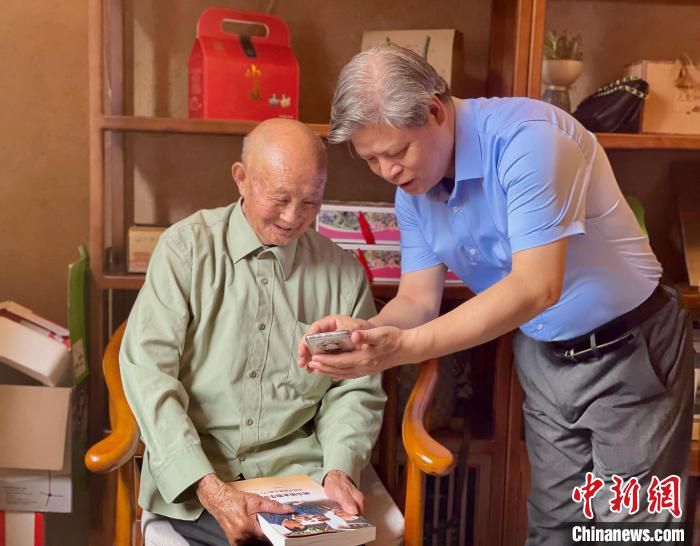 中新社福建分社社长徐德金(右)与黄振芳老人交谈。 吕巧琴 摄 中新社福建分社社长徐德金(右)与黄振芳老人交谈。 吕巧琴 摄