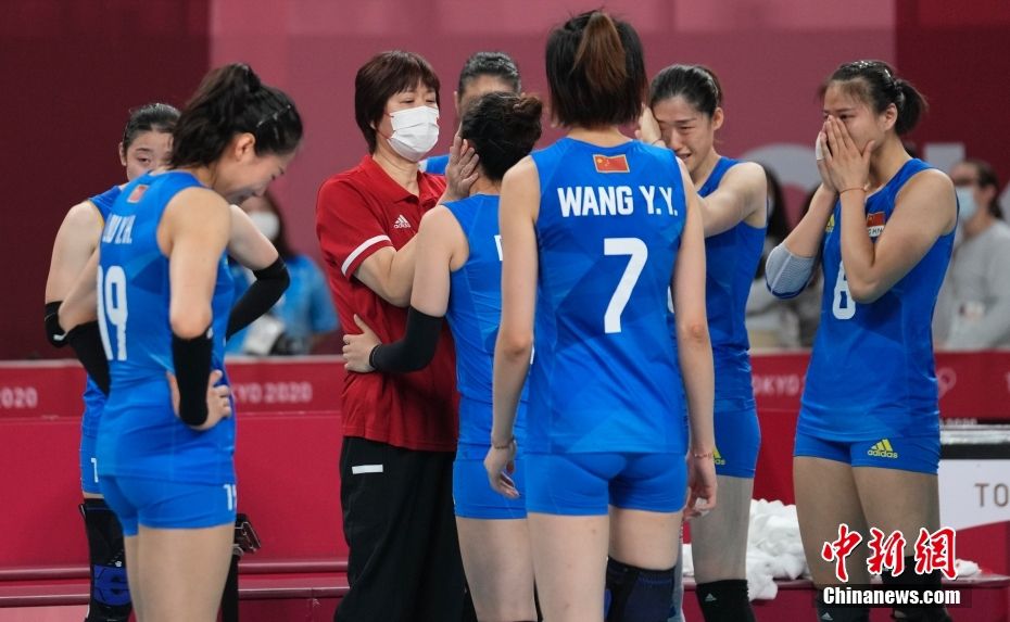 资料图：2021年8月2日，东京奥运会女排小组赛，中国女排3:0胜阿根廷女排。图为比赛结束后，郎平拥抱队员。中新社记者 杜洋 摄
