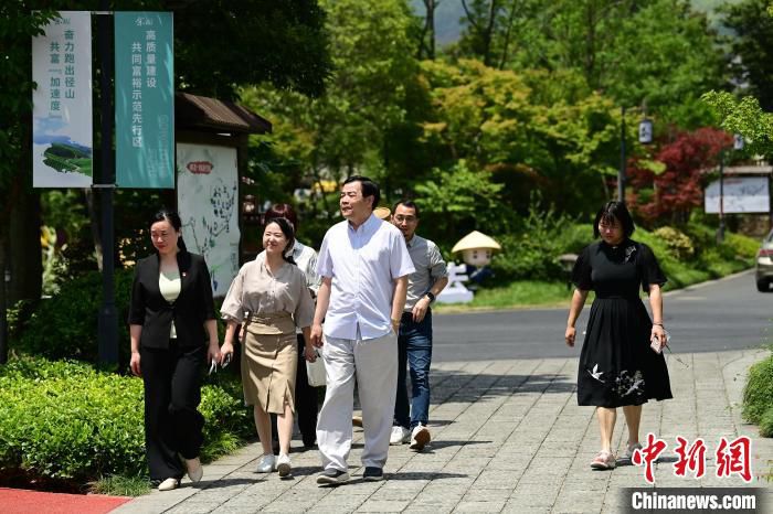 文旅专家走访杭州余杭径山的村庄。　浙江省文化和旅游厅供图