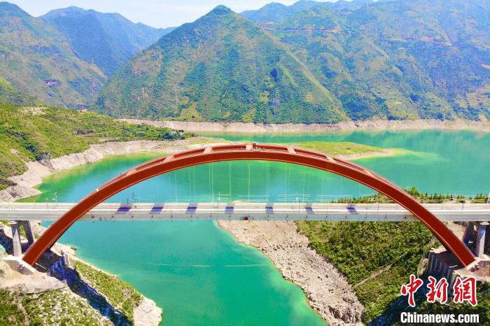 图为郑渝高铁巫山大宁河双线大桥。　中铁二局 供图