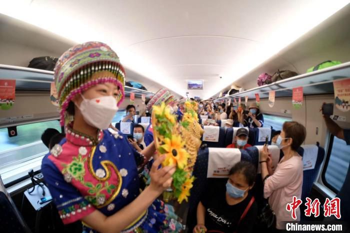 列车乘务员在G6791次列车上为乘客表演舞蹈 贺瑞民 摄