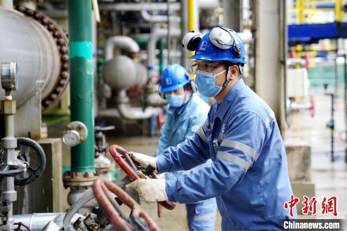 上海石化3500名员工驻守岗位保生产保供应。　上海石化供图