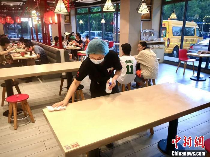 永和大王门店重新开张 刘晓 摄