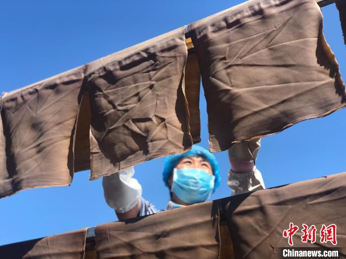 图为三河市征亮食品有限公司的工作人员正在晾晒黄豆和黑豆制作而成的豆片儿。　刘伟 摄